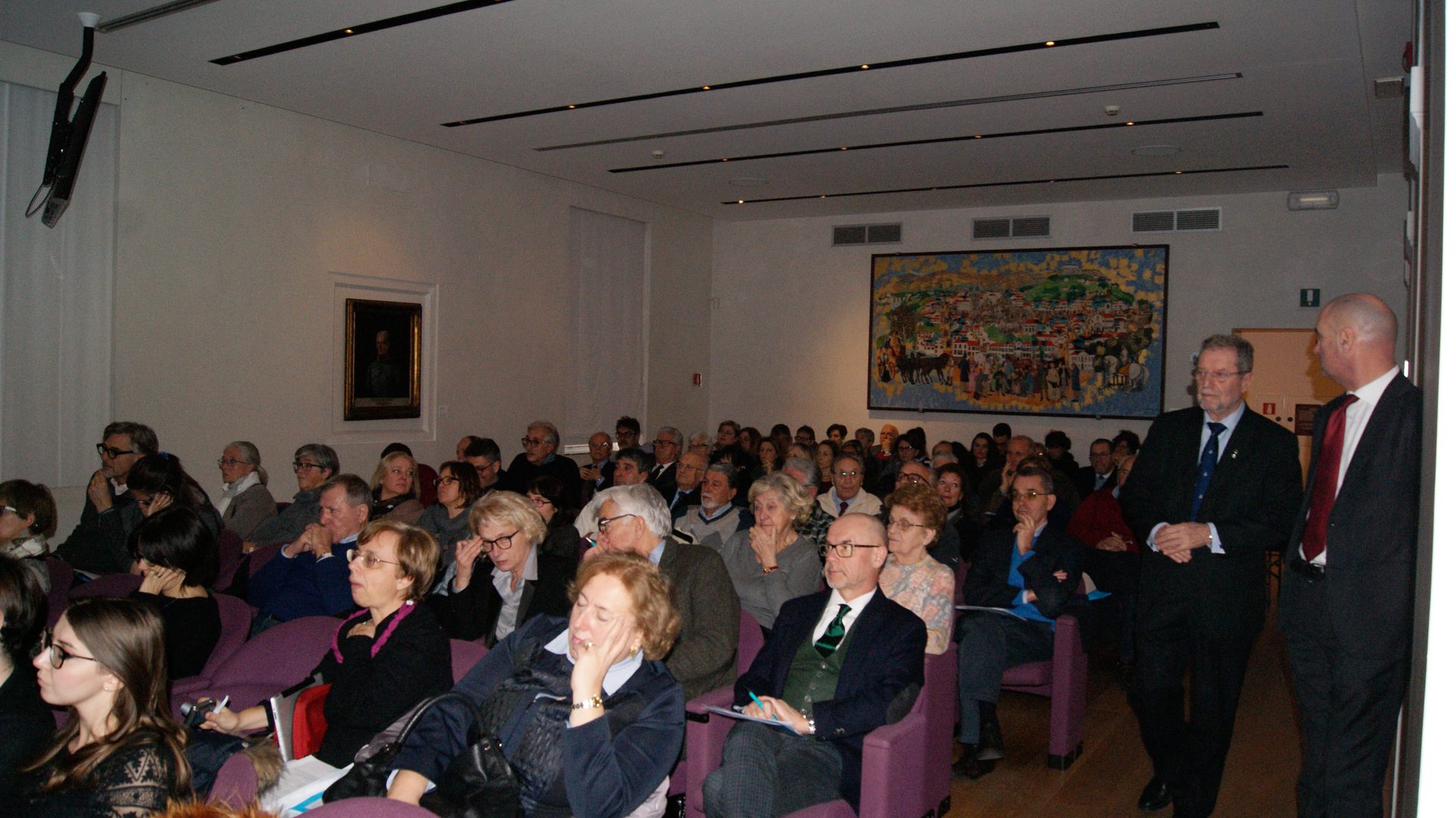 Sala gremita di persone a un incontro pubblico organizzato da A.N.P.I.G.